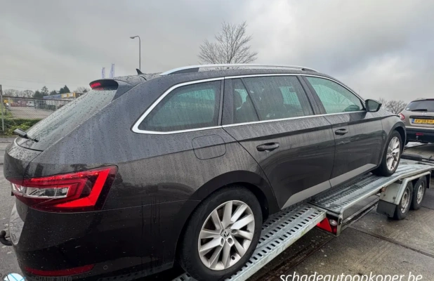 Een auto met motorschade wordt gratis opgehaald in België. 