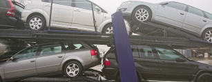 Populaire wagens voor de export op een rij